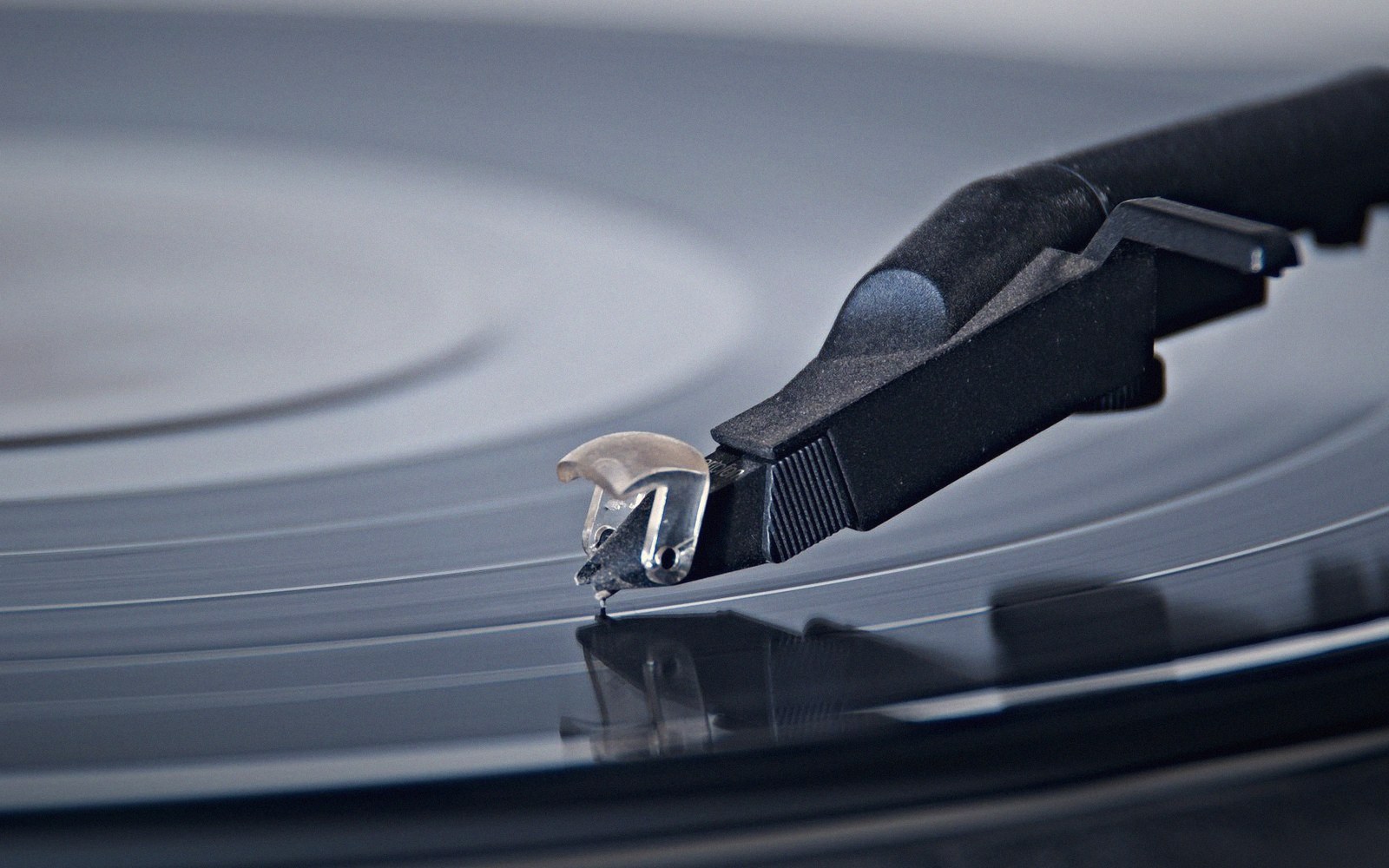 A turntable with a worn shellac disc, tonearm down